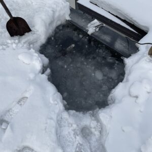 工場の屋根は水浸しです