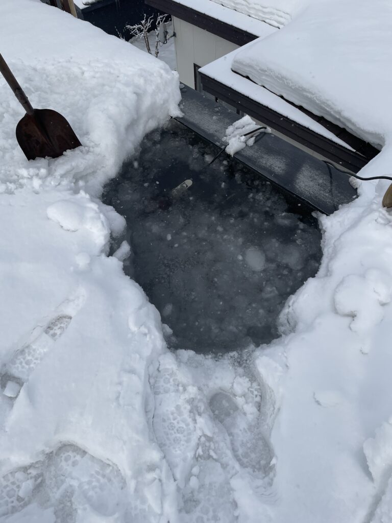 工場の屋根は水浸しです